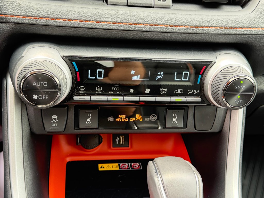 2025 Toyota RAV4 TRAIL AWD / PEA 29-04-29=100KM / HITCH WOW / in Thetford Mines, Quebec - 45 - w1024h768px