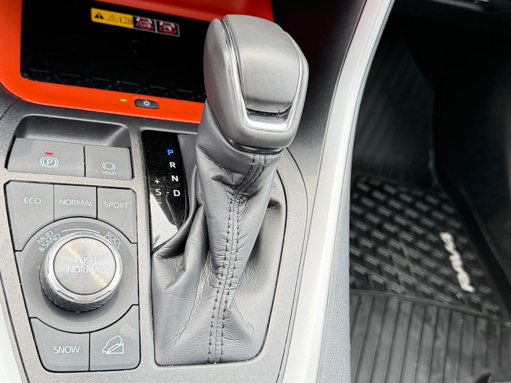 2025 Toyota RAV4 TRAIL AWD / PEA 29-04-29=100KM / HITCH WOW / in Thetford Mines, Quebec - 48 - w1024h768px