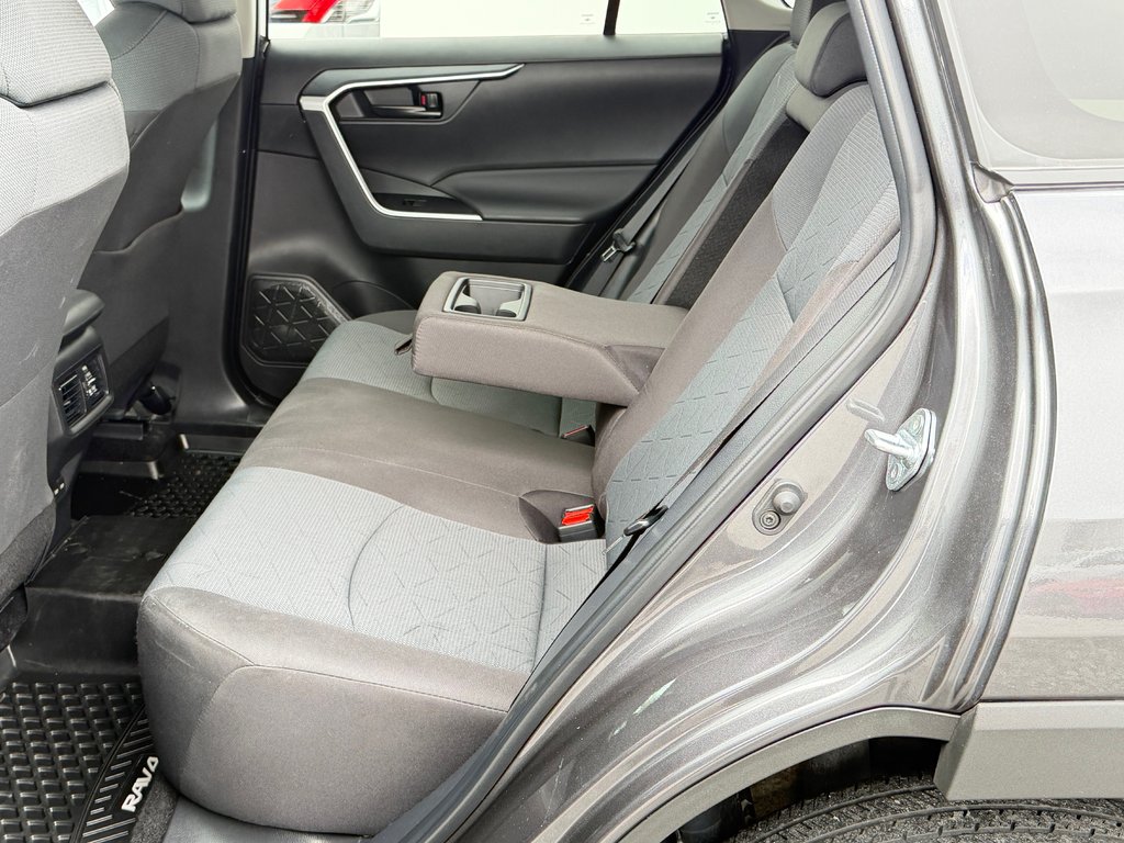 2025 Toyota RAV4 LE AWD / MAGS / HITCH / AUBAINE !! / in Thetford Mines, Quebec - 45 - w1024h768px