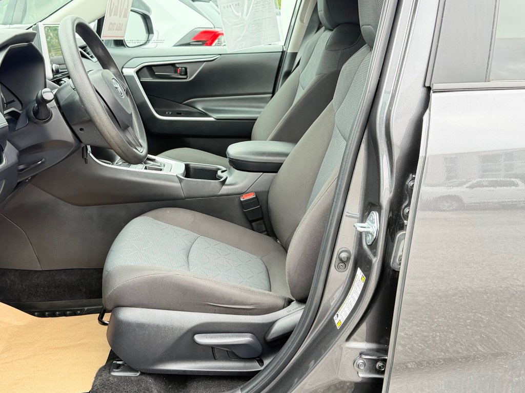 2025 Toyota RAV4 LE AWD / MAGS / HITCH / AUBAINE !! / in Thetford Mines, Quebec - 26 - w1024h768px