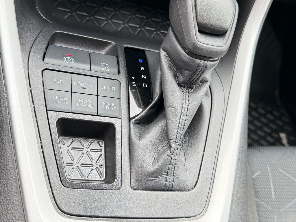 2025 Toyota RAV4 LE AWD / MAGS / HITCH / AUBAINE !! / in Thetford Mines, Quebec - 39 - w1024h768px