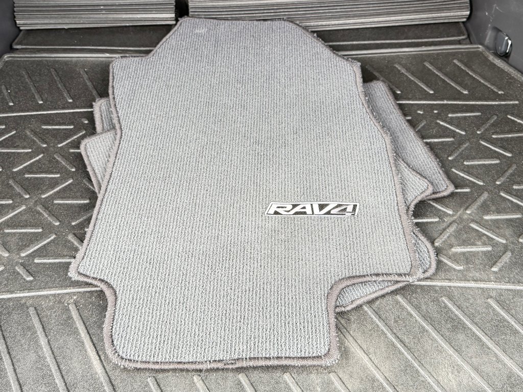 2025 Toyota RAV4 LE AWD / MAGS / HITCH / AUBAINE !! / in Thetford Mines, Quebec - 49 - w1024h768px