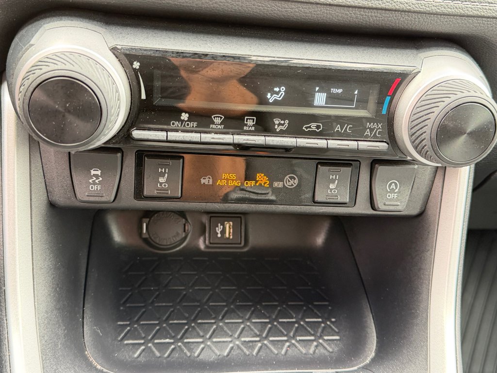 2025 Toyota RAV4 LE AWD / MAGS / HITCH / AUBAINE !! / in Thetford Mines, Quebec - 37 - w1024h768px