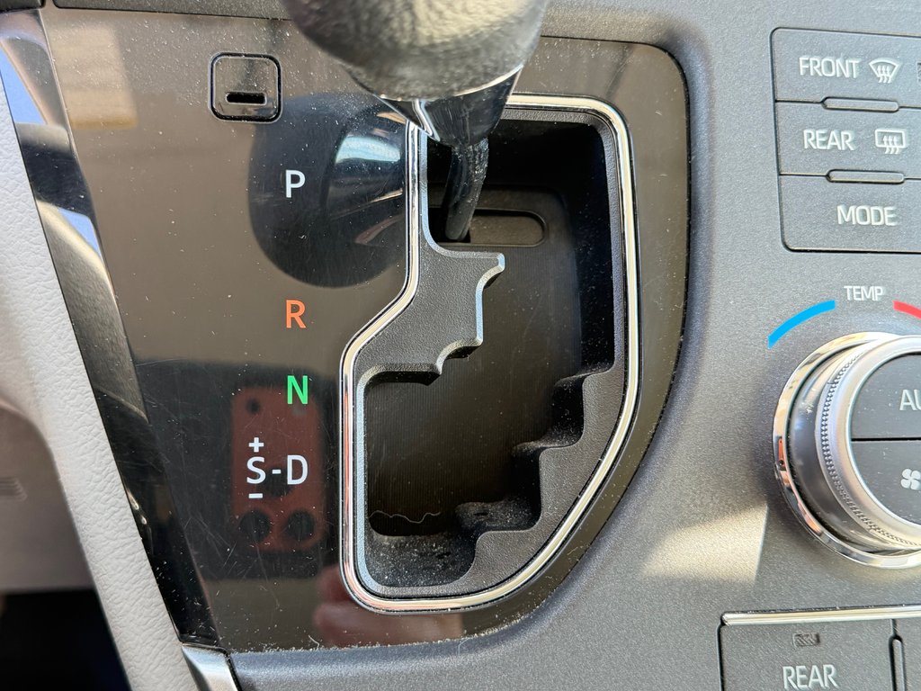 2020 Toyota SIENNA LE AWD LE AWD / FAIBLE KILOMETRAGE / 7 PASSAGERS in Thetford Mines, Quebec - 42 - w1024h768px