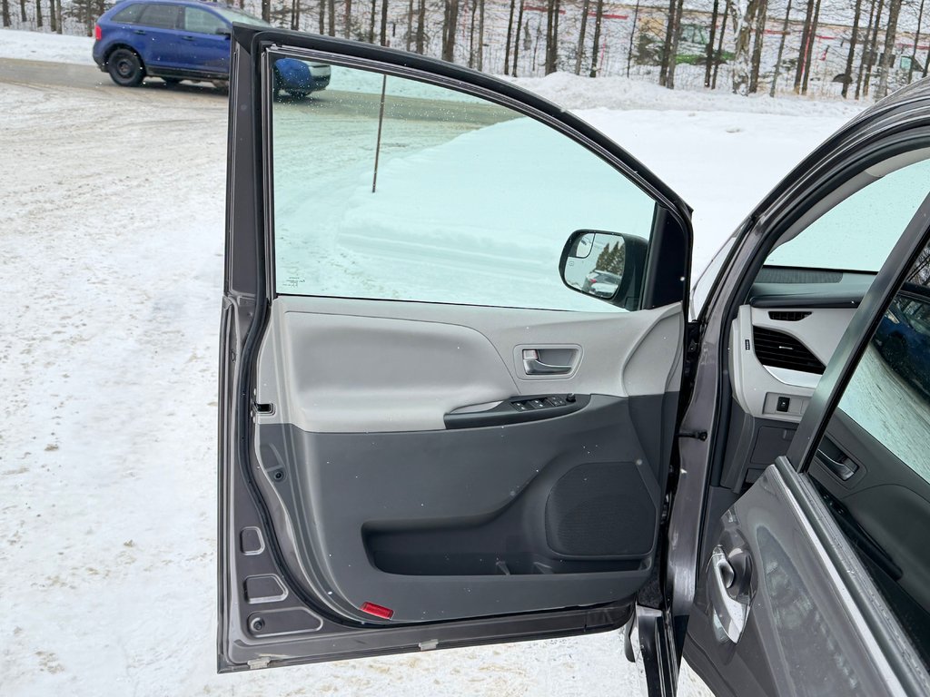 2020 Toyota SIENNA LE AWD LE AWD / FAIBLE KILOMETRAGE / 7 PASSAGERS in Thetford Mines, Quebec - 26 - w1024h768px
