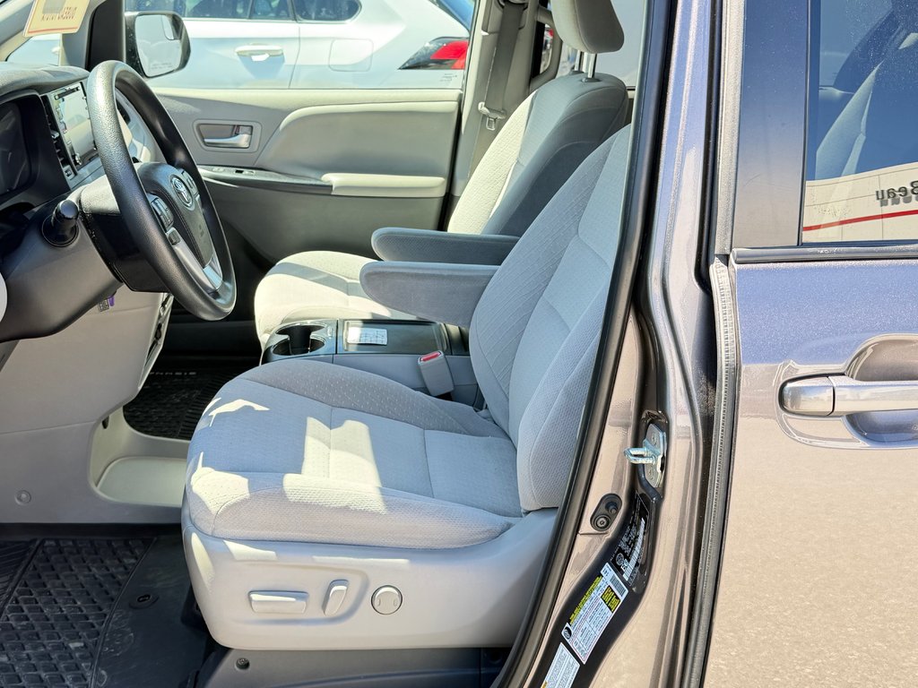 2020 Toyota SIENNA LE AWD LE AWD / FAIBLE KILOMETRAGE / 7 PASSAGERS in Thetford Mines, Quebec - 29 - w1024h768px