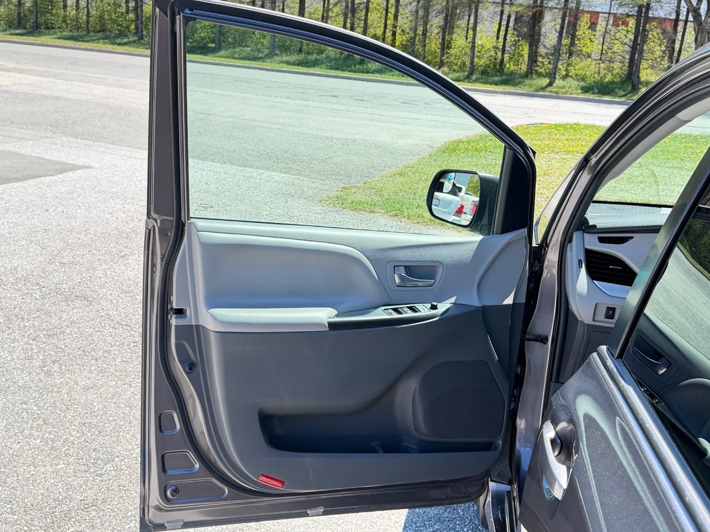 2020 Toyota SIENNA LE AWD LE AWD / FAIBLE KILOMETRAGE / 7 PASSAGERS in Thetford Mines, Quebec - 27 - w1024h768px