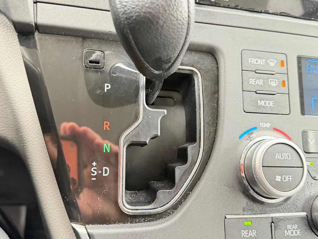 2020 Toyota SIENNA LE AWD LE AWD / FAIBLE KILOMETRAGE / 7 PASSAGERS in Thetford Mines, Quebec - 45 - w1024h768px