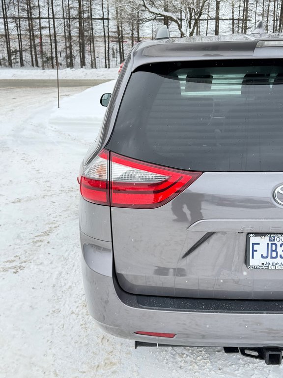 2020 Toyota SIENNA LE AWD LE AWD / FAIBLE KILOMETRAGE / 7 PASSAGERS in Thetford Mines, Quebec - 19 - w1024h768px