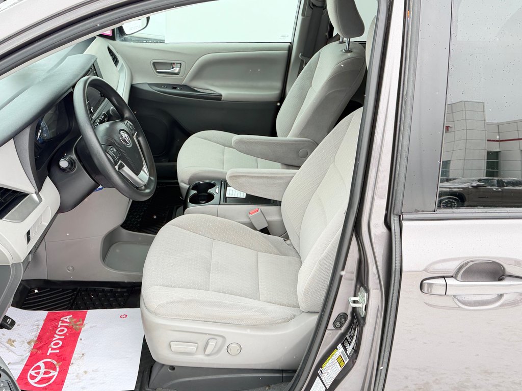 2020 Toyota SIENNA LE AWD LE AWD / FAIBLE KILOMETRAGE / 7 PASSAGERS in Thetford Mines, Quebec - 28 - w1024h768px