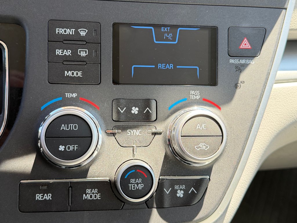 2020 Toyota SIENNA LE AWD LE AWD / FAIBLE KILOMETRAGE / 7 PASSAGERS in Thetford Mines, Quebec - 43 - w1024h768px
