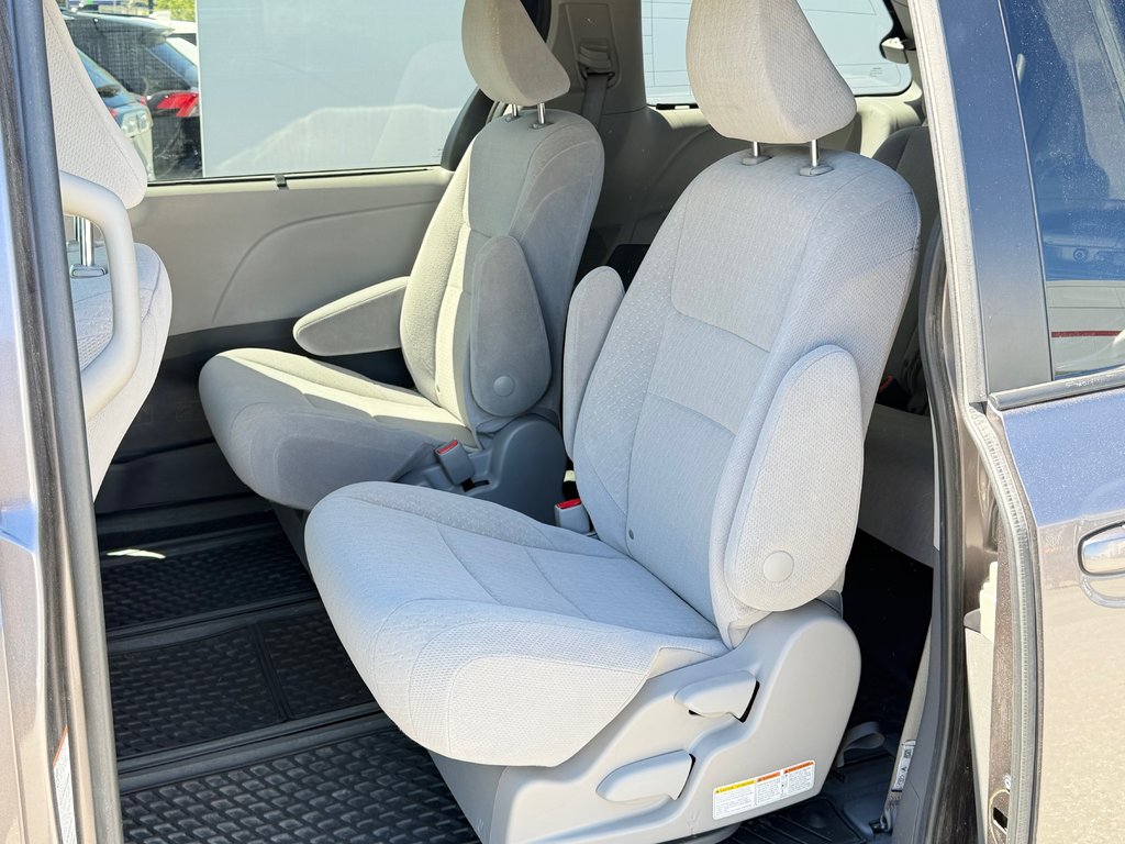 2020 Toyota SIENNA LE AWD LE AWD / FAIBLE KILOMETRAGE / 7 PASSAGERS in Thetford Mines, Quebec - 55 - w1024h768px