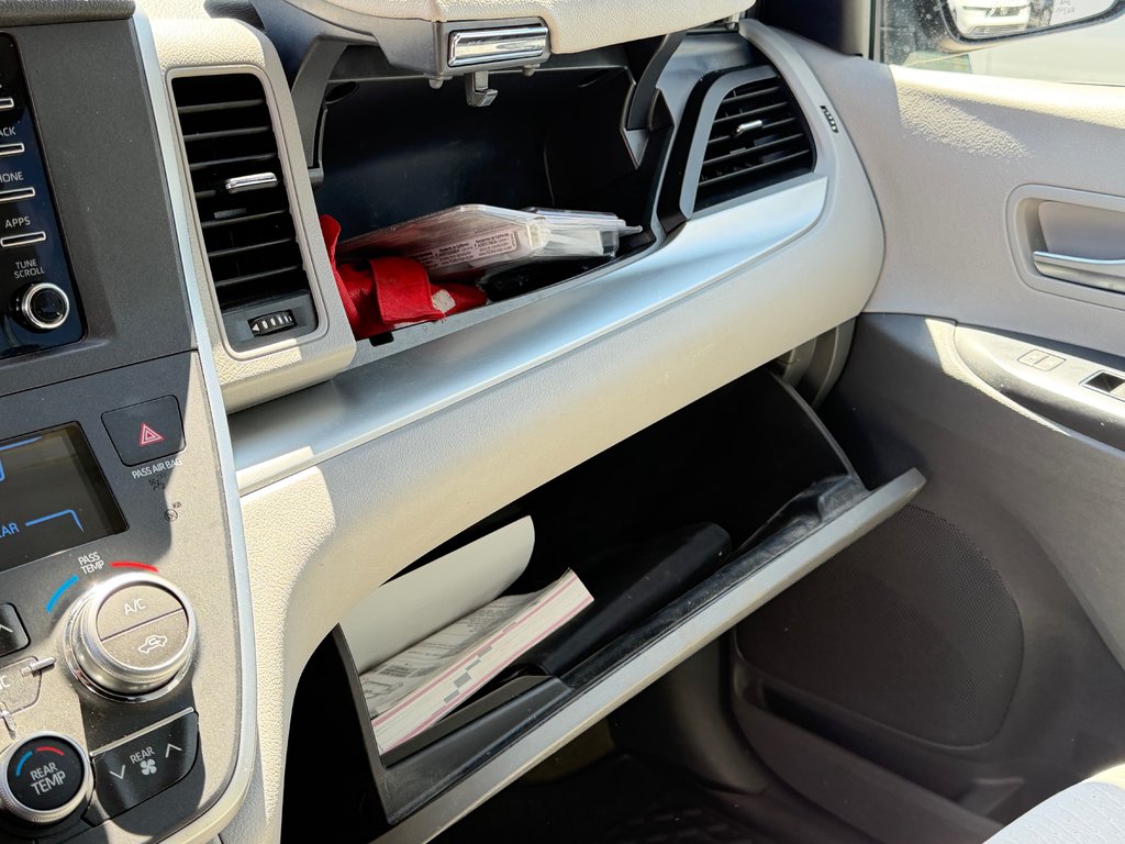 2020 Toyota SIENNA LE AWD LE AWD / FAIBLE KILOMETRAGE / 7 PASSAGERS in Thetford Mines, Quebec - 50 - w1024h768px