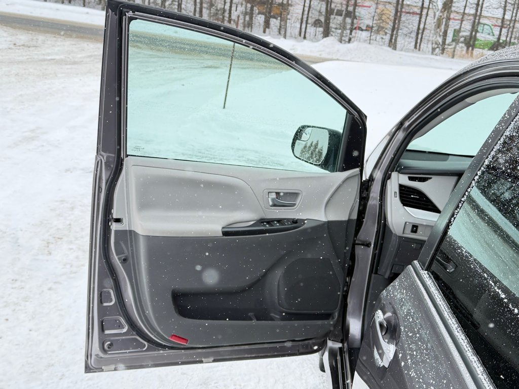 2020 Toyota SIENNA LE AWD AWD / INSPECTÉ / MÉCANIQUE A1 / WOW / in Thetford Mines, Quebec - 24 - w1024h768px