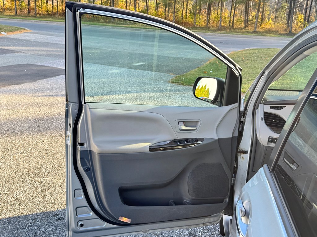 Toyota Sienna XLE / AWD / INSPECTÉ / INT : CUIR / TOIT OUVRANT 2015 à Thetford Mines, Québec - 27 - w1024h768px
