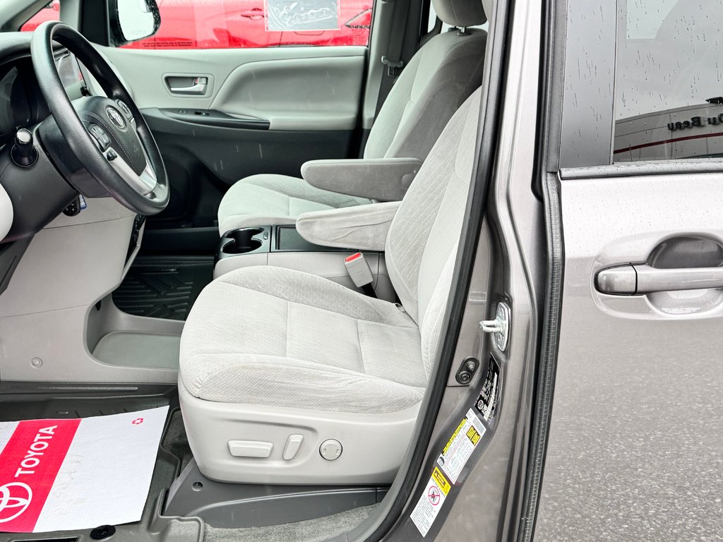 2016 Toyota Sienna LE 8 PLACES / HYPER PROPRE / BIEN ENTRETENU / in Thetford Mines, Quebec - 29 - w1024h768px