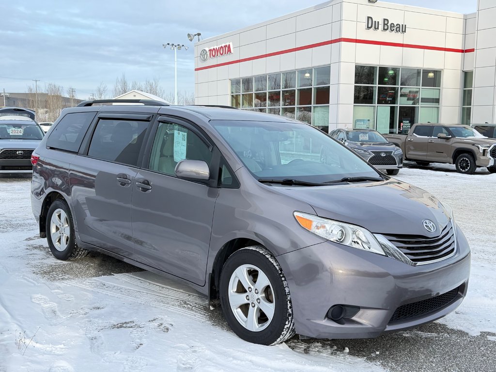 2016 Toyota Sienna LE 8 PLACES / HYPER PROPRE / BIEN ENTRETENU / in Thetford Mines, Quebec - 4 - w1024h768px