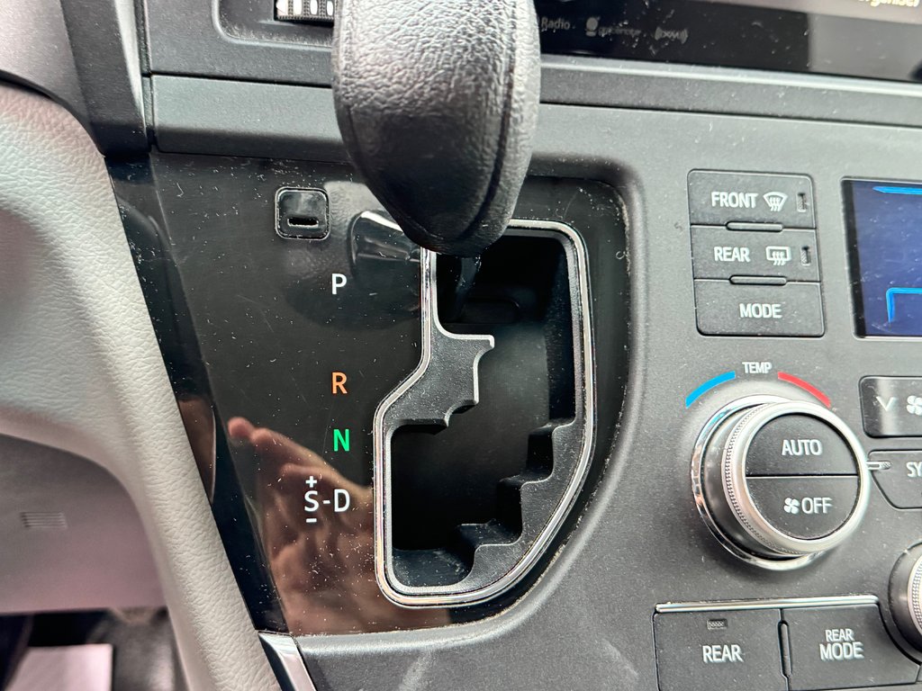 2016 Toyota Sienna LE 8 PLACES / HYPER PROPRE / BIEN ENTRETENU / in Thetford Mines, Quebec - 46 - w1024h768px