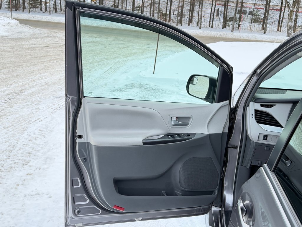 2016 Toyota Sienna LE 8 PLACES / HYPER PROPRE / BIEN ENTRETENU / in Thetford Mines, Quebec - 29 - w1024h768px