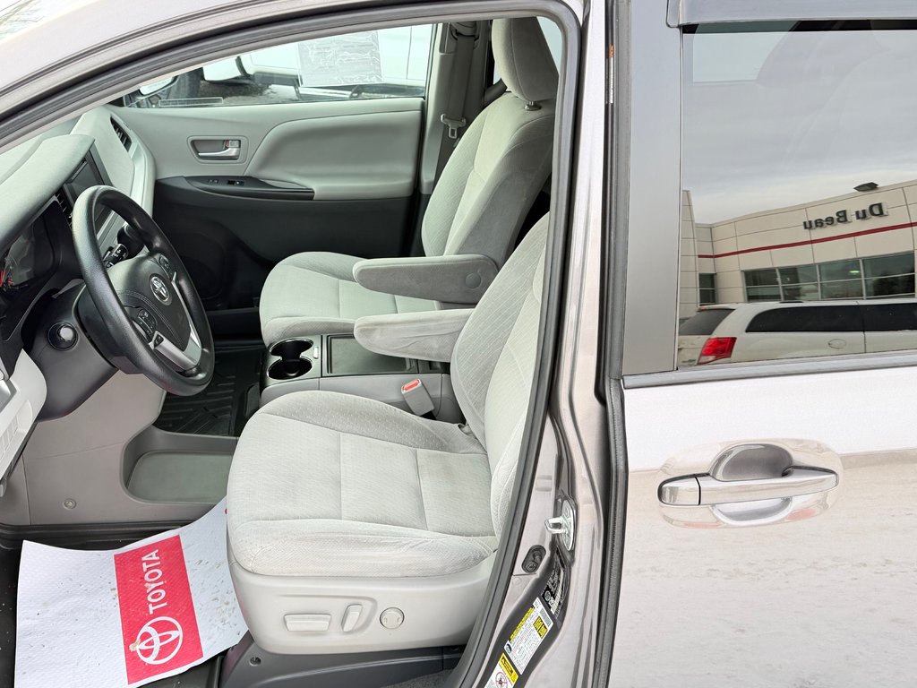 2016 Toyota Sienna LE 8 PLACES / HYPER PROPRE / BIEN ENTRETENU / in Thetford Mines, Quebec - 31 - w1024h768px