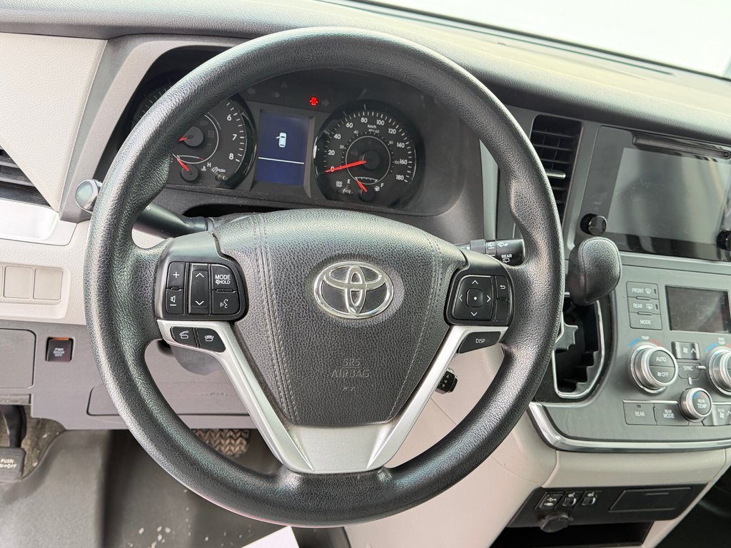 2016 Toyota Sienna LE 8 PLACES / HYPER PROPRE / BIEN ENTRETENU / in Thetford Mines, Quebec - 38 - w1024h768px