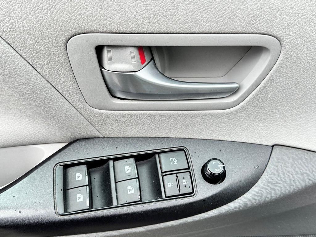 2016 Toyota Sienna LE 8 PLACES / HYPER PROPRE / BIEN ENTRETENU / in Thetford Mines, Quebec - 27 - w1024h768px