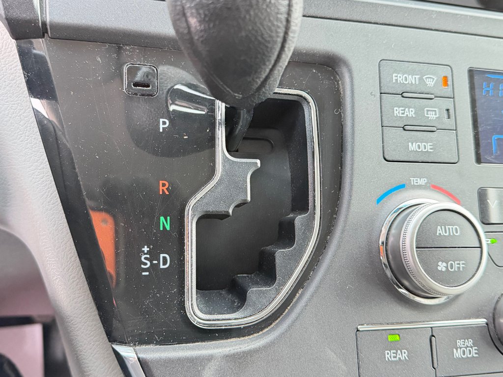 2016 Toyota Sienna LE 8 PLACES / HYPER PROPRE / BIEN ENTRETENU / in Thetford Mines, Quebec - 48 - w1024h768px