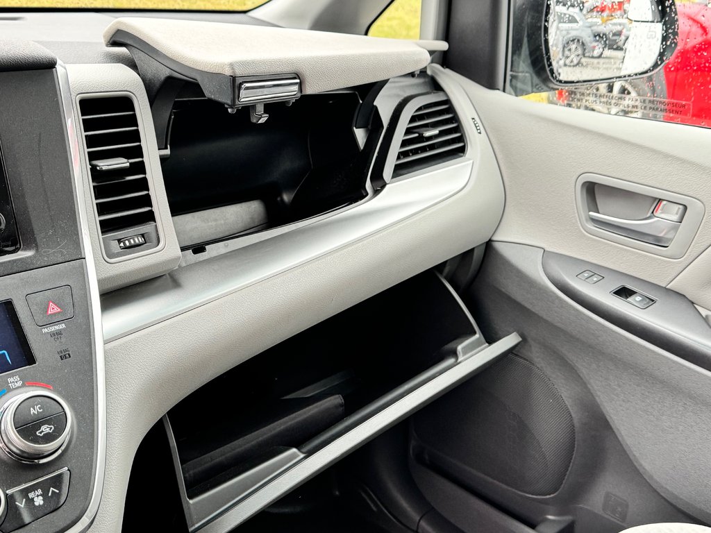 2016 Toyota Sienna LE 8 PLACES / HYPER PROPRE / BIEN ENTRETENU / in Thetford Mines, Quebec - 53 - w1024h768px