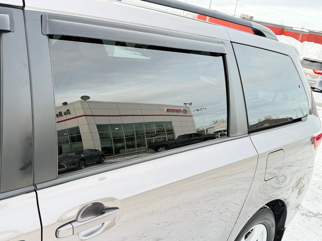 2016 Toyota Sienna LE 8 PLACES / HYPER PROPRE / BIEN ENTRETENU / in Thetford Mines, Quebec - 20 - w1024h768px