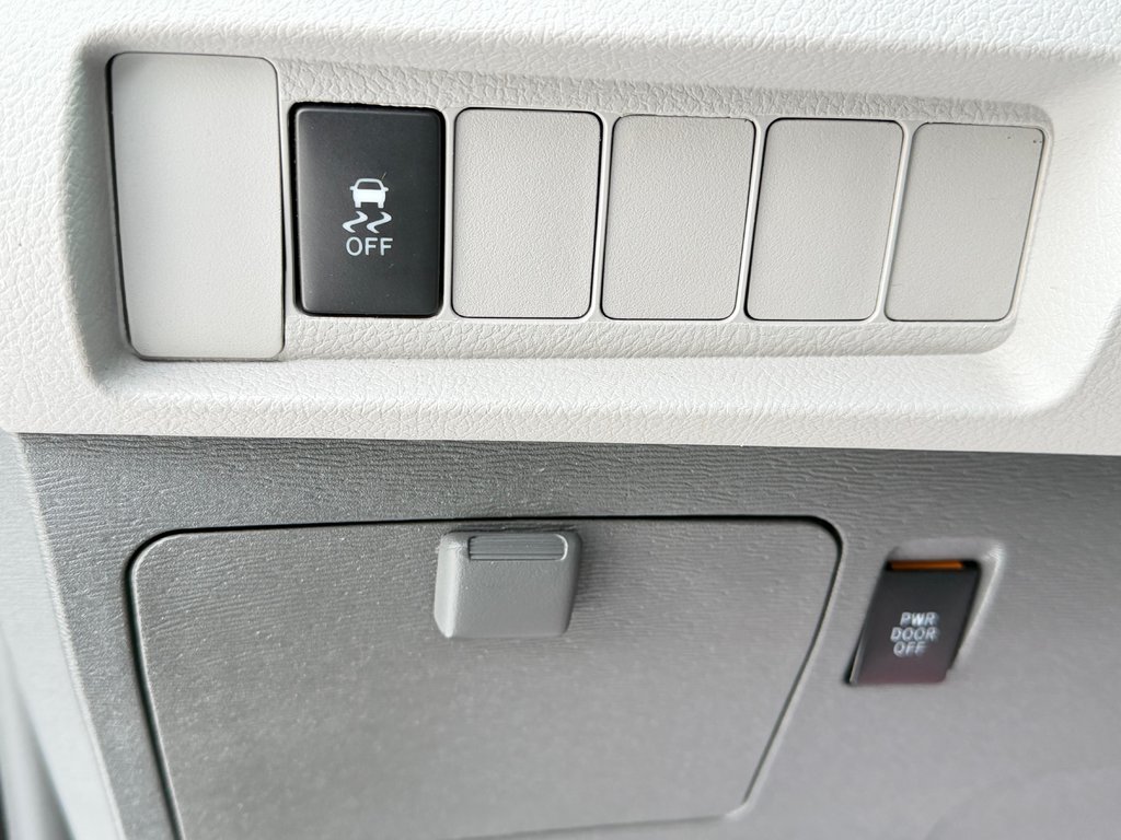 2016 Toyota Sienna LE 8 PLACES / HYPER PROPRE / BIEN ENTRETENU / in Thetford Mines, Quebec - 36 - w1024h768px