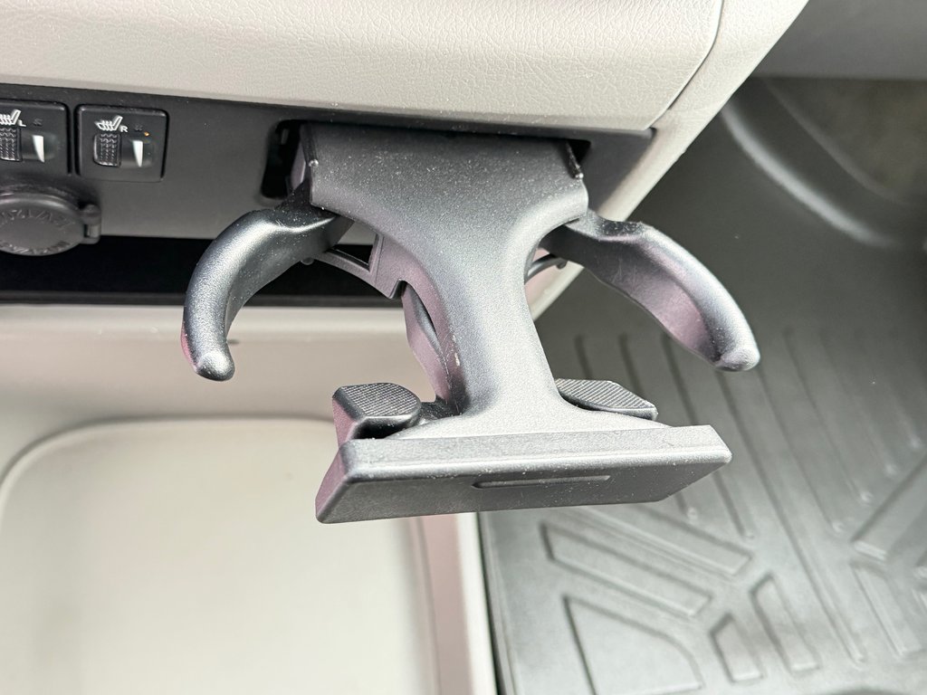 2016 Toyota Sienna LE 8 PLACES / HYPER PROPRE / BIEN ENTRETENU / in Thetford Mines, Quebec - 51 - w1024h768px