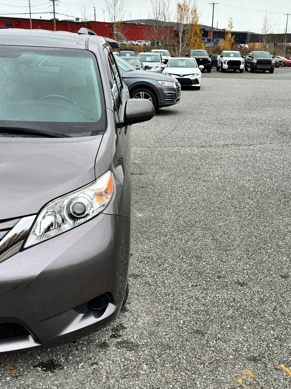 2016 Toyota Sienna LE 8 PLACES / HYPER PROPRE / BIEN ENTRETENU / in Thetford Mines, Quebec - 9 - w1024h768px