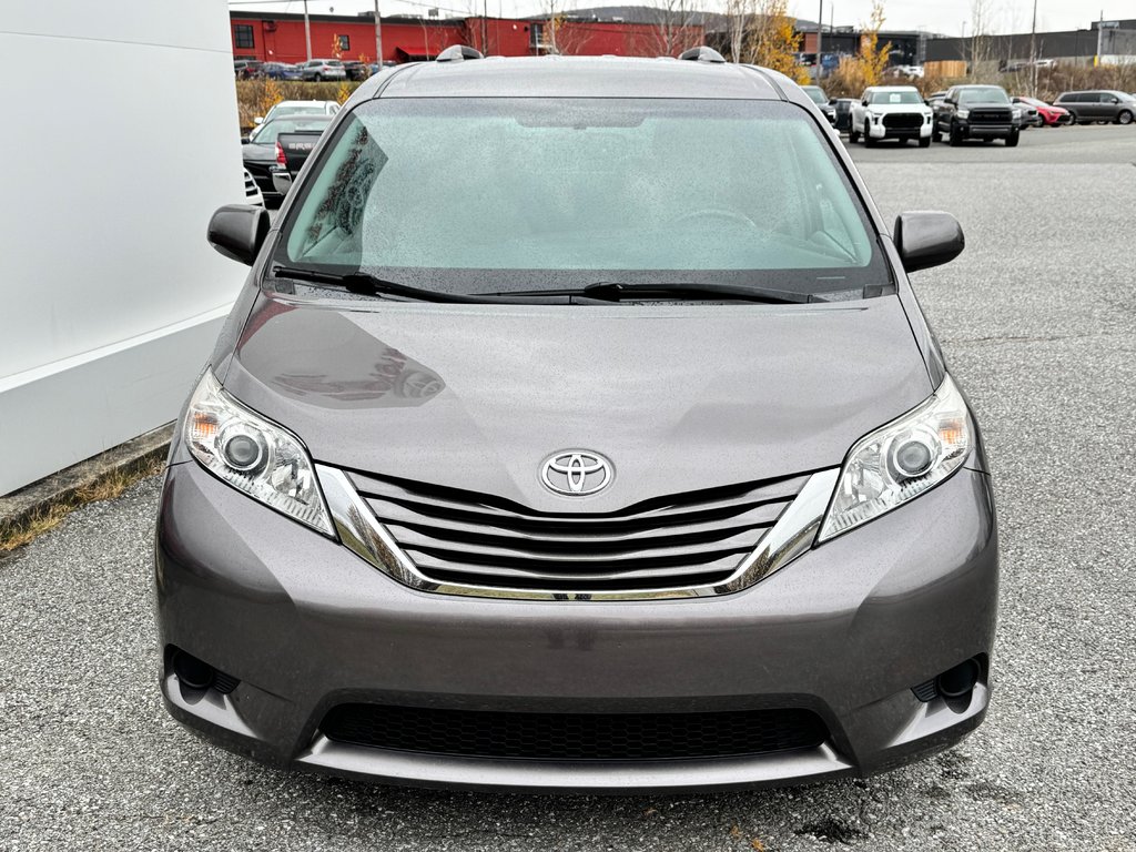 2016 Toyota Sienna LE 8 PLACES / HYPER PROPRE / BIEN ENTRETENU / in Thetford Mines, Quebec - 2 - w1024h768px