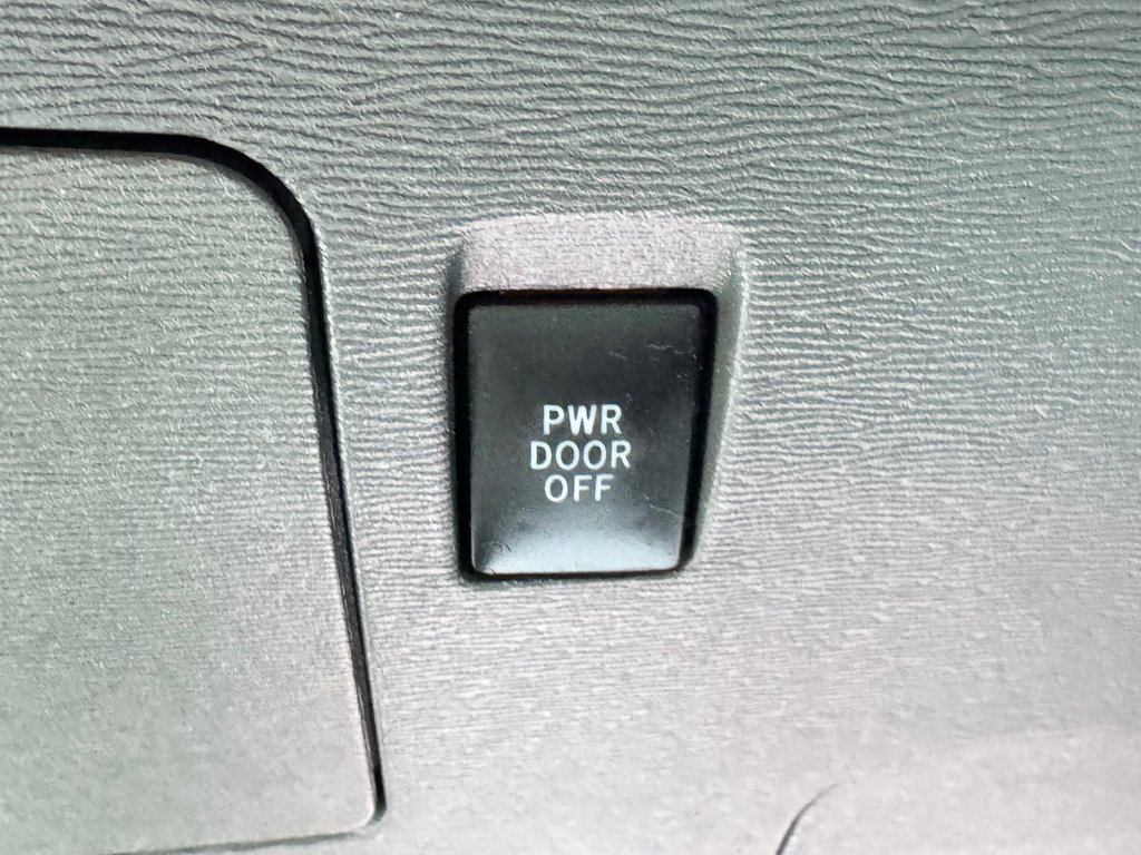 2016 Toyota Sienna LE 8 PLACES / HYPER PROPRE / BIEN ENTRETENU / in Thetford Mines, Quebec - 35 - w1024h768px