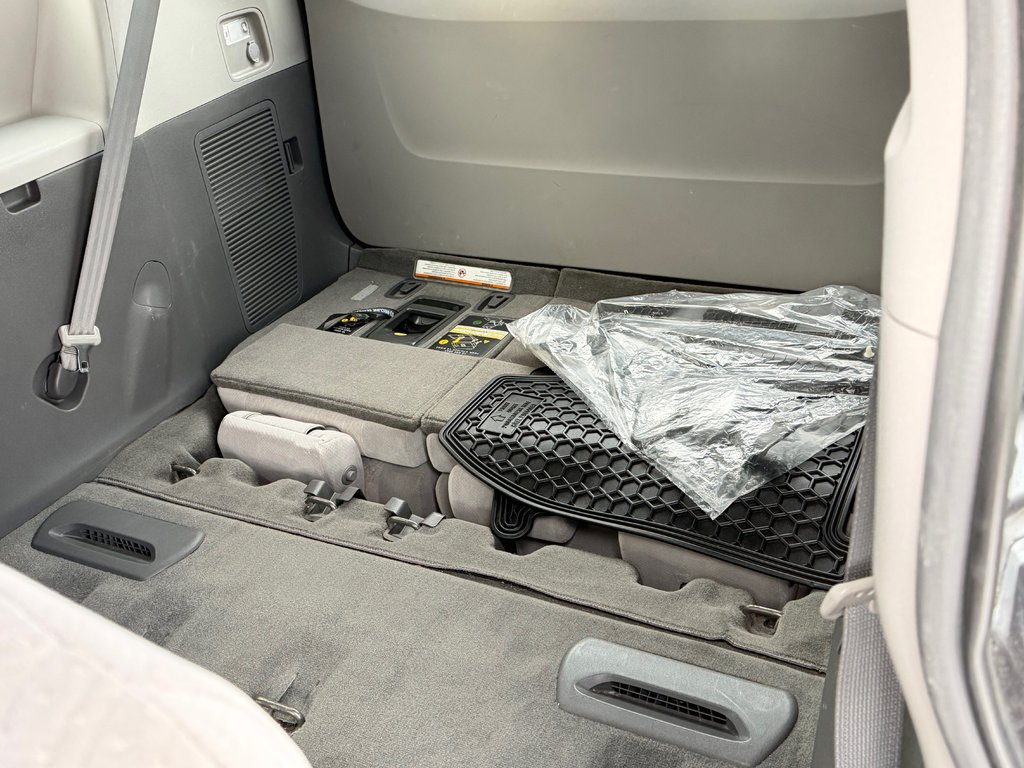 2016 Toyota Sienna LE 8 PLACES / HYPER PROPRE / BIEN ENTRETENU / in Thetford Mines, Quebec - 62 - w1024h768px