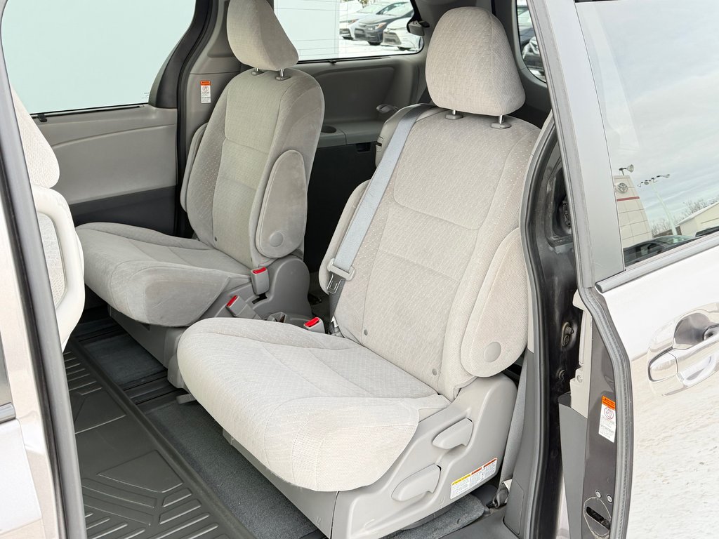 2016 Toyota Sienna LE 8 PLACES / HYPER PROPRE / BIEN ENTRETENU / in Thetford Mines, Quebec - 60 - w1024h768px