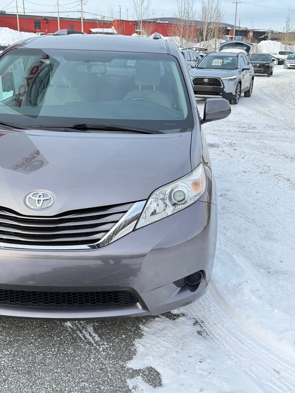 2016 Toyota Sienna LE 8 PLACES / HYPER PROPRE / BIEN ENTRETENU / in Thetford Mines, Quebec - 9 - w1024h768px