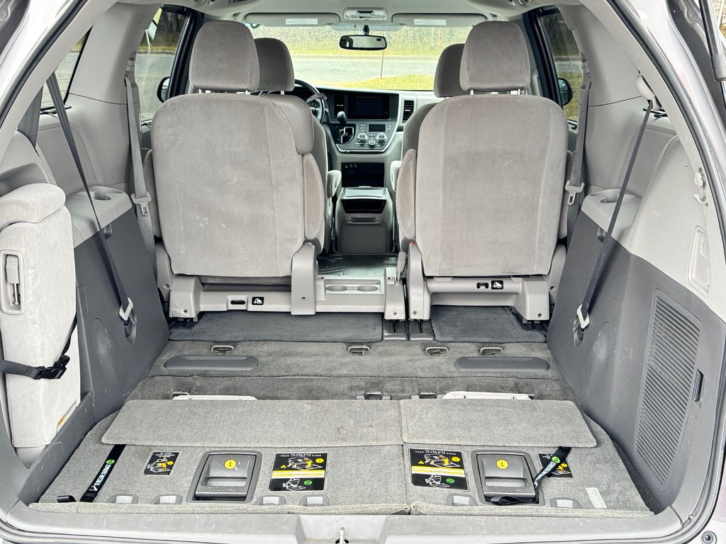 2016 Toyota Sienna LE 8 PLACES / HYPER PROPRE / BIEN ENTRETENU / in Thetford Mines, Quebec - 60 - w1024h768px