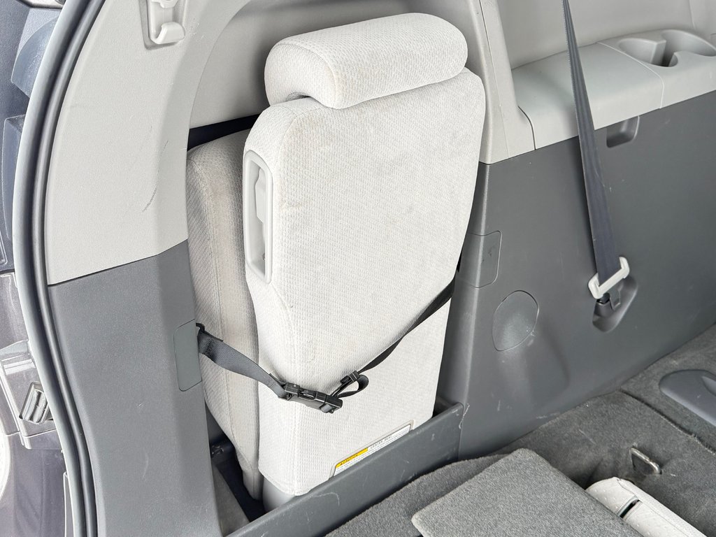 2016 Toyota Sienna LE 8 PLACES / HYPER PROPRE / BIEN ENTRETENU / in Thetford Mines, Quebec - 64 - w1024h768px