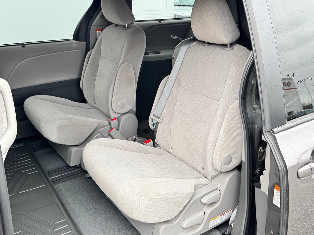 2016 Toyota Sienna LE 8 PLACES / HYPER PROPRE / BIEN ENTRETENU / in Thetford Mines, Quebec - 58 - w1024h768px