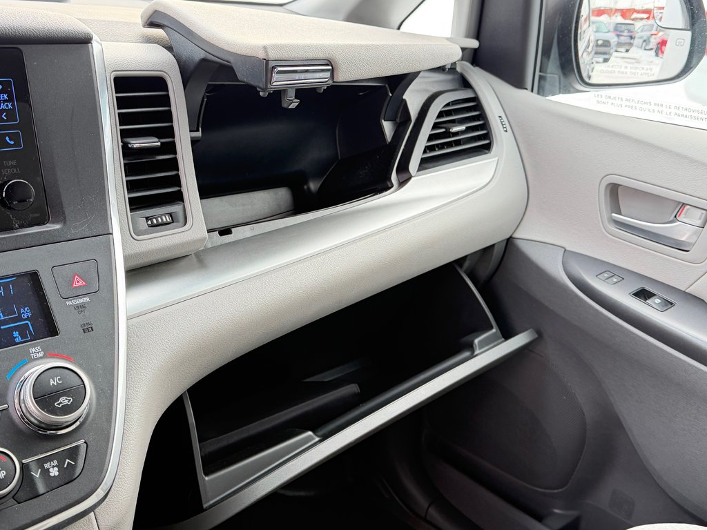 2016 Toyota Sienna LE 8 PLACES / HYPER PROPRE / BIEN ENTRETENU / in Thetford Mines, Quebec - 55 - w1024h768px