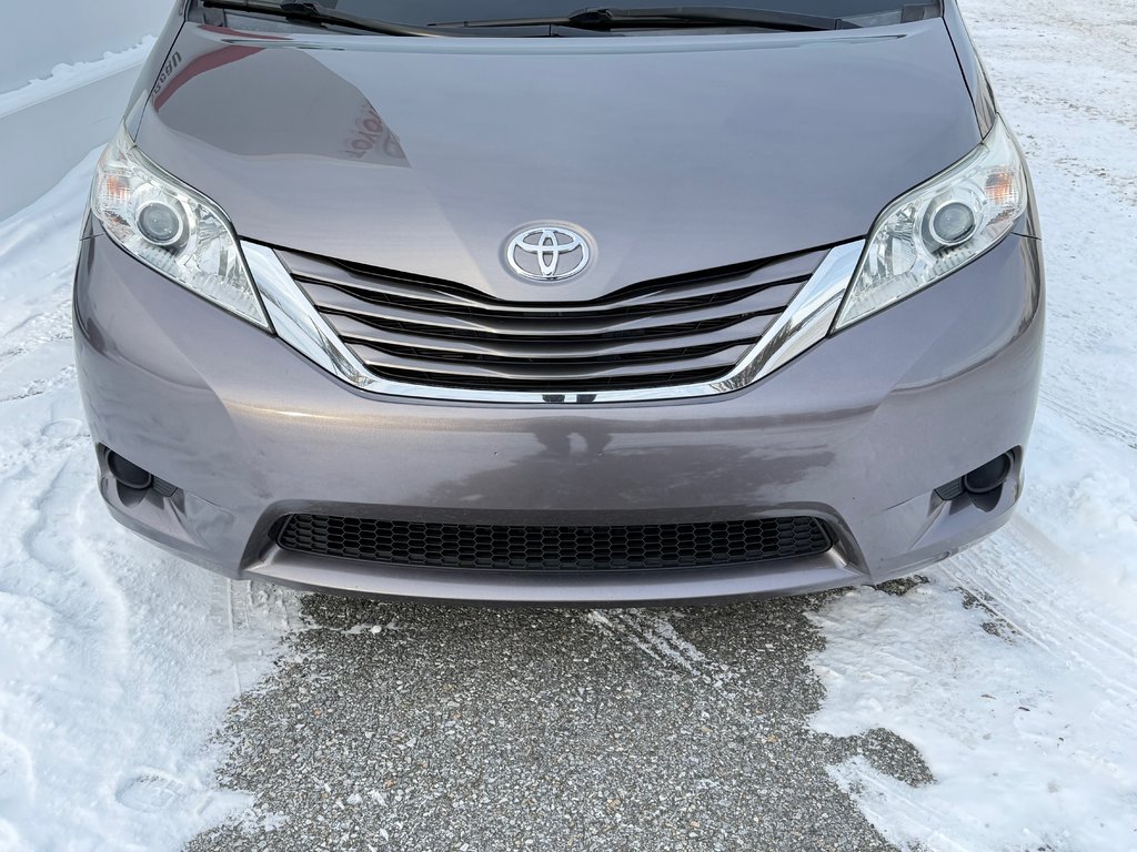 2016 Toyota Sienna LE 8 PLACES / HYPER PROPRE / BIEN ENTRETENU / in Thetford Mines, Quebec - 13 - w1024h768px