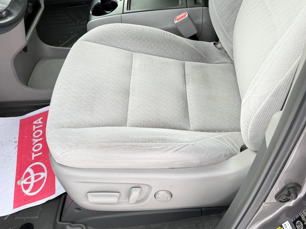 2016 Toyota Sienna LE 8 PLACES / HYPER PROPRE / BIEN ENTRETENU / in Thetford Mines, Quebec - 35 - w1024h768px