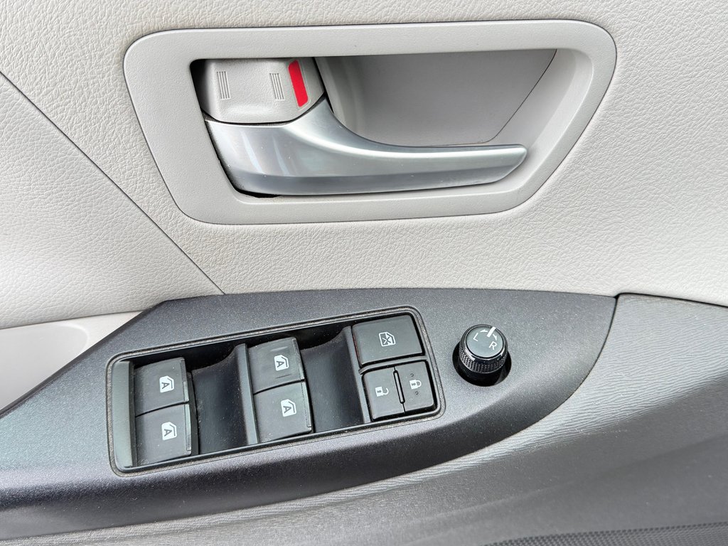 2016 Toyota Sienna LE 8 PLACES / HYPER PROPRE / BIEN ENTRETENU / in Thetford Mines, Quebec - 30 - w1024h768px