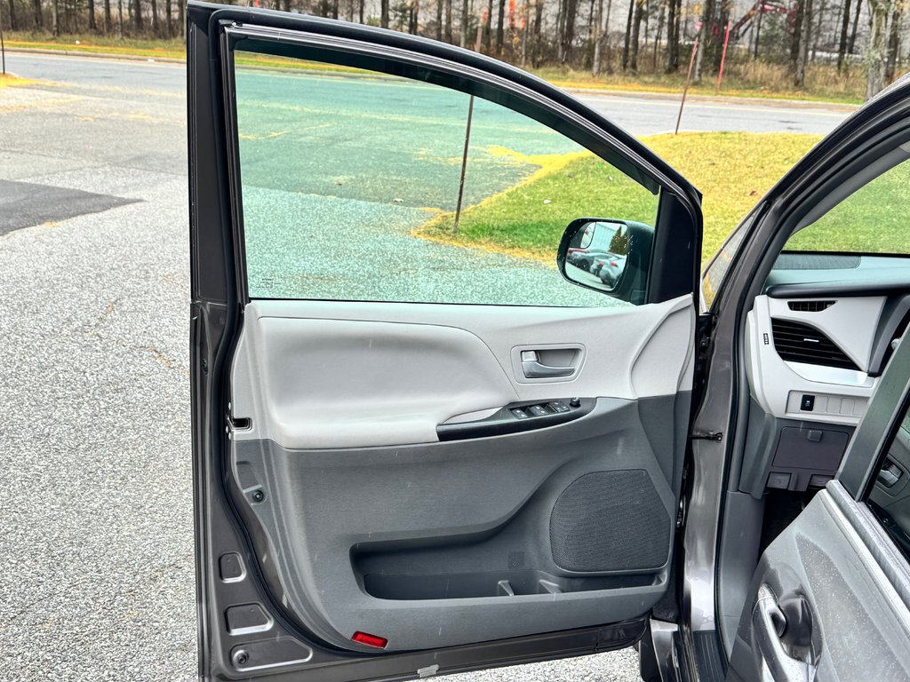 2016 Toyota Sienna LE 8 PLACES / HYPER PROPRE / BIEN ENTRETENU / in Thetford Mines, Quebec - 26 - w1024h768px