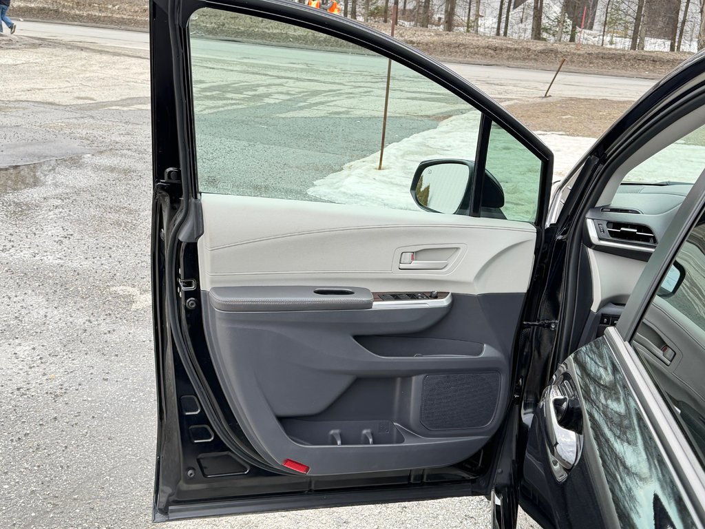 Toyota Sienna LE AWD / TRÈS RARE AWD / ULTRA ÉCONOMIQUE / 2022 à Thetford Mines, Québec - 26 - w1024h768px