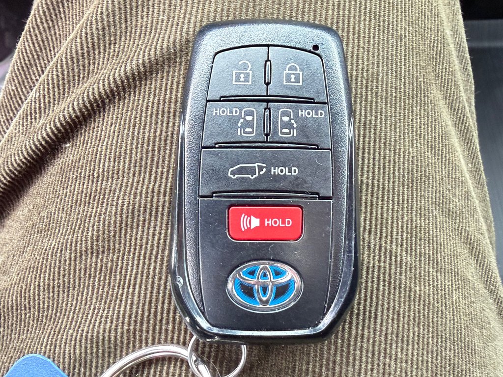 2025 Toyota Sienna XSE FWD / ATT. REMORQUE TOYOTA / JAMAIS ACCIDENTE in Thetford Mines, Quebec - 56 - w1024h768px