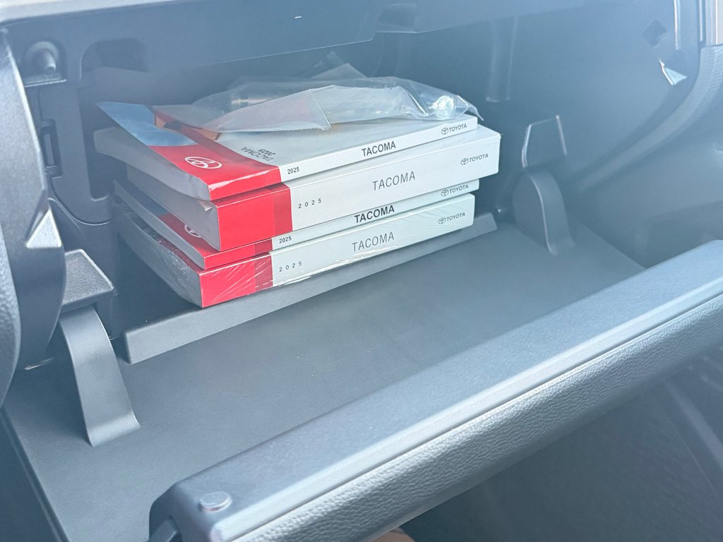 Toyota TACOMA DOUBLE TRD OFFROAD PREMIUM TOILE BOITE / MAGS ET PNEUS HORS ROUTE / LOGO ILLI 2025 à Thetford Mines, Québec - 64 - w1024h768px