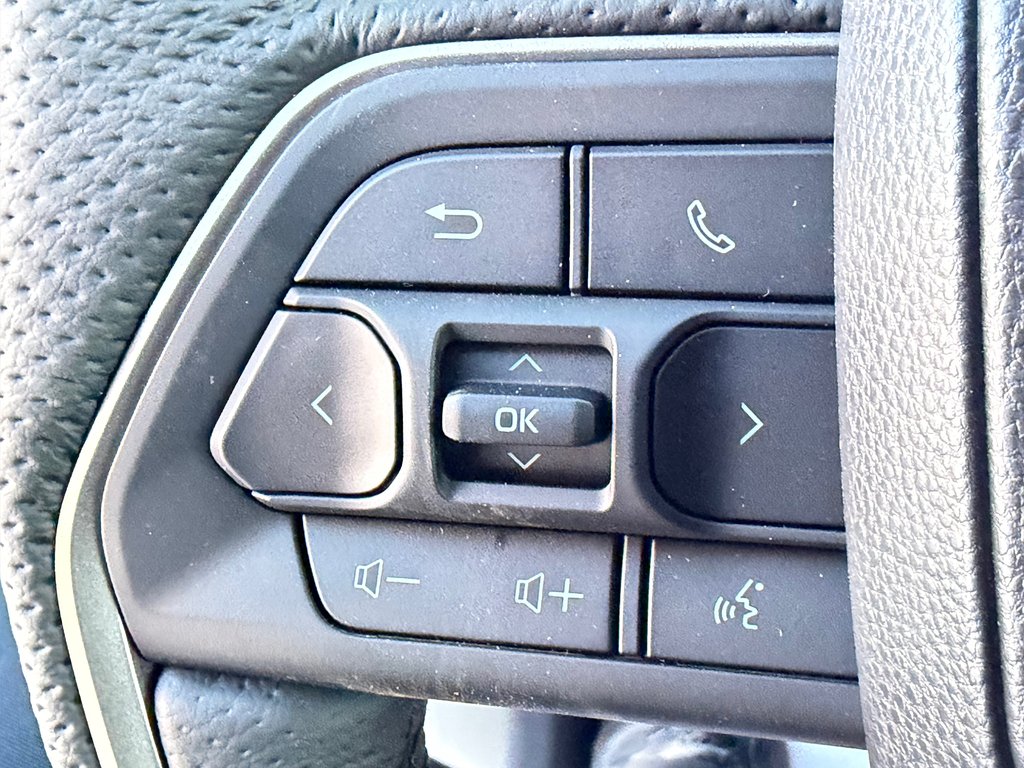 Toyota TACOMA DOUBLE TRD OFFROAD PREMIUM TOILE BOITE / MAGS ET PNEUS HORS ROUTE / LOGO ILLI 2025 à Thetford Mines, Québec - 45 - w1024h768px