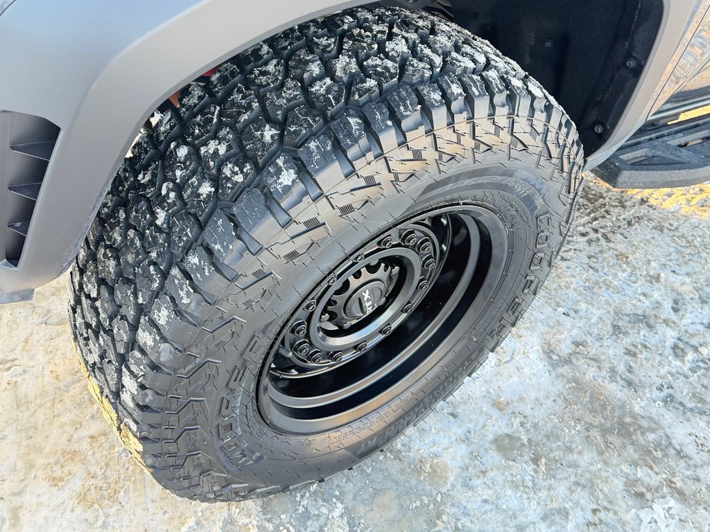 Toyota TACOMA DOUBLE TRD OFFROAD PREMIUM TOILE BOITE / MAGS ET PNEUS HORS ROUTE / LOGO ILLI 2025 à Thetford Mines, Québec - 15 - w1024h768px